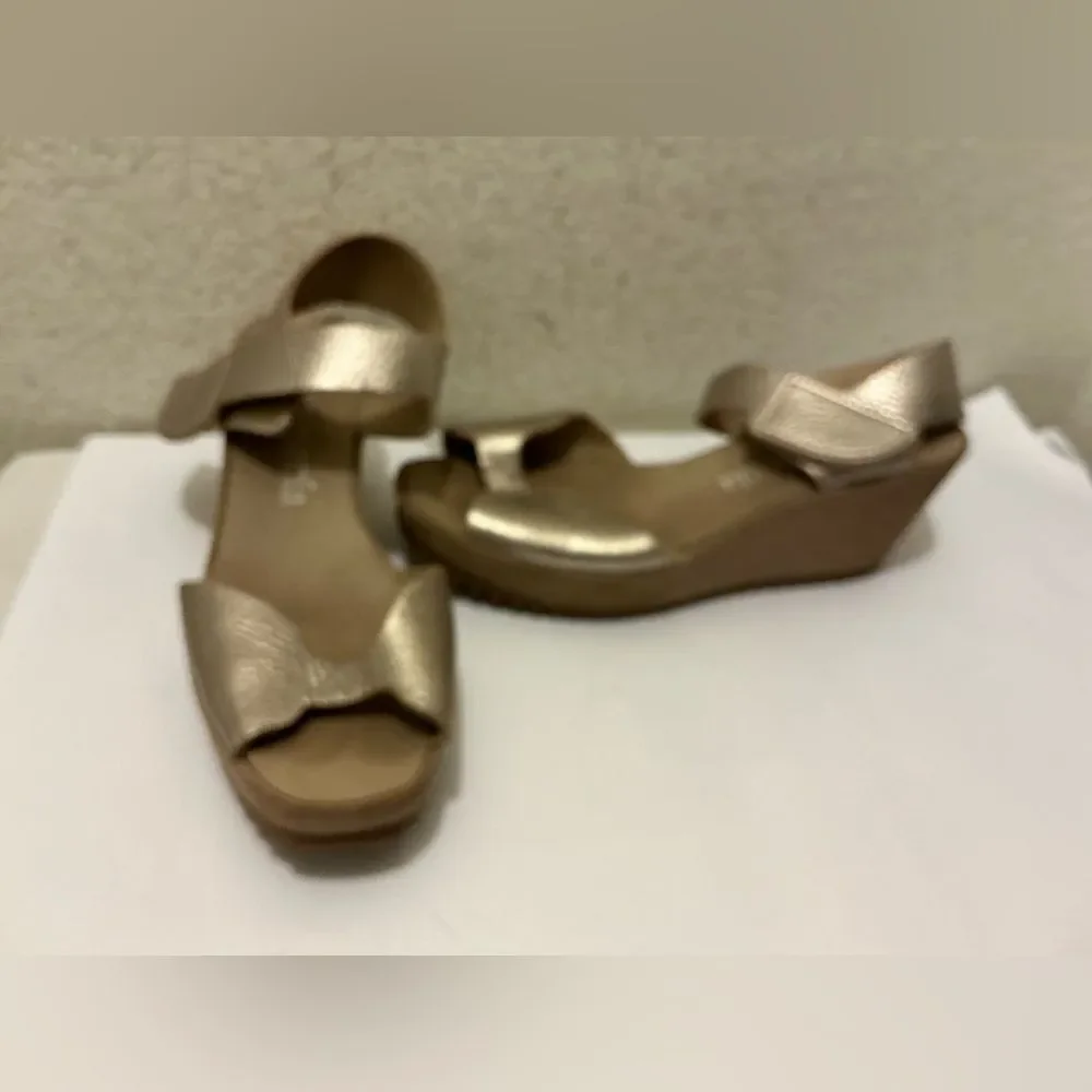 Pedro Garcia Metallic Gold Wedge Sandals with Bow Accent size 10N